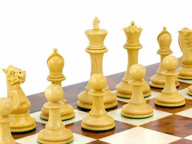 Ensemble Elite Echiquier en Bois d'Orme et de Bruyère Laqué & Jeu d'Echecs en Bois d'Ebène - Image 3