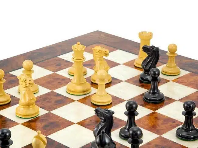 Ensemble Elite Echiquier en Bois d'Orme et de Bruyère Laqué & Jeu d'Echecs en Bois d'Ebène - Image 4