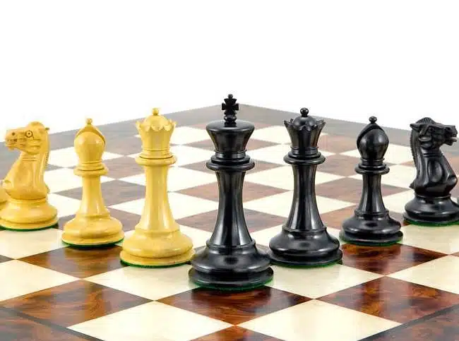 Ensemble Elite Echiquier en Bois d'Orme et de Bruyère Laqué & Jeu d'Echecs en Bois d'Ebène - Image 6