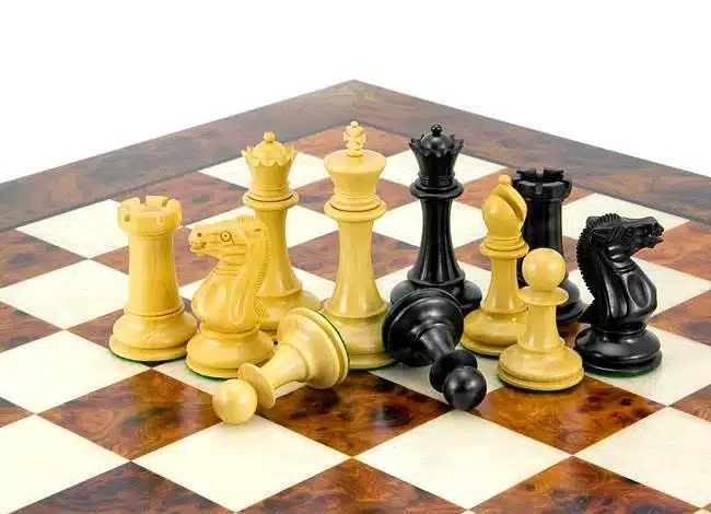 Ensemble Elite Echiquier en Bois d'Orme et de Bruyère Laqué & Jeu d'Echecs en Bois d'Ebène - Image 5
