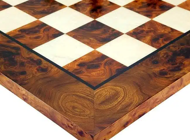 Ensemble Elite Echiquier en Bois d'Orme et de Bruyère Laqué & Jeu d'Echecs en Bois d'Ebène - Image 7