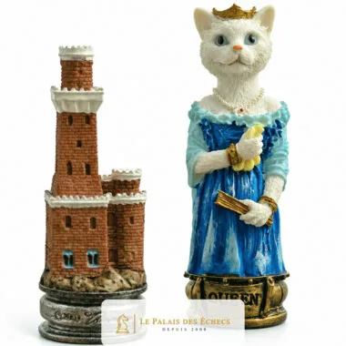 Pièces d'échecs chats, la dame blanche couronnée près d'une tour-château