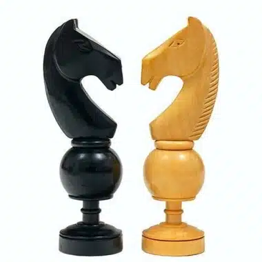Cavaliers noir et naturel du jeu d'échecs Régence Française, vue de face