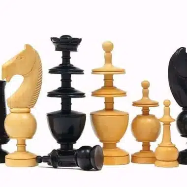 Jeu d'échecs Régence, cavalier, tour, dame et pions en buis clair et foncé