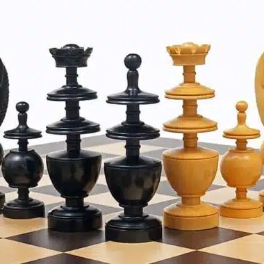 Pièces claires et foncées face à face sur l'échiquier, détail des dames et des tours