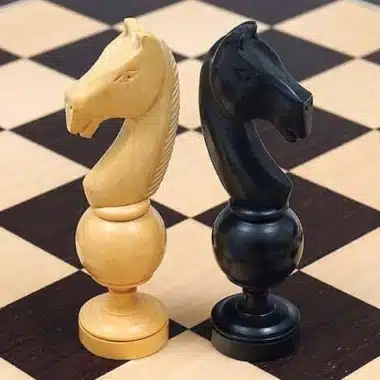 Cavaliers du jeu d'échecs Régence Française posés sur l'échiquier