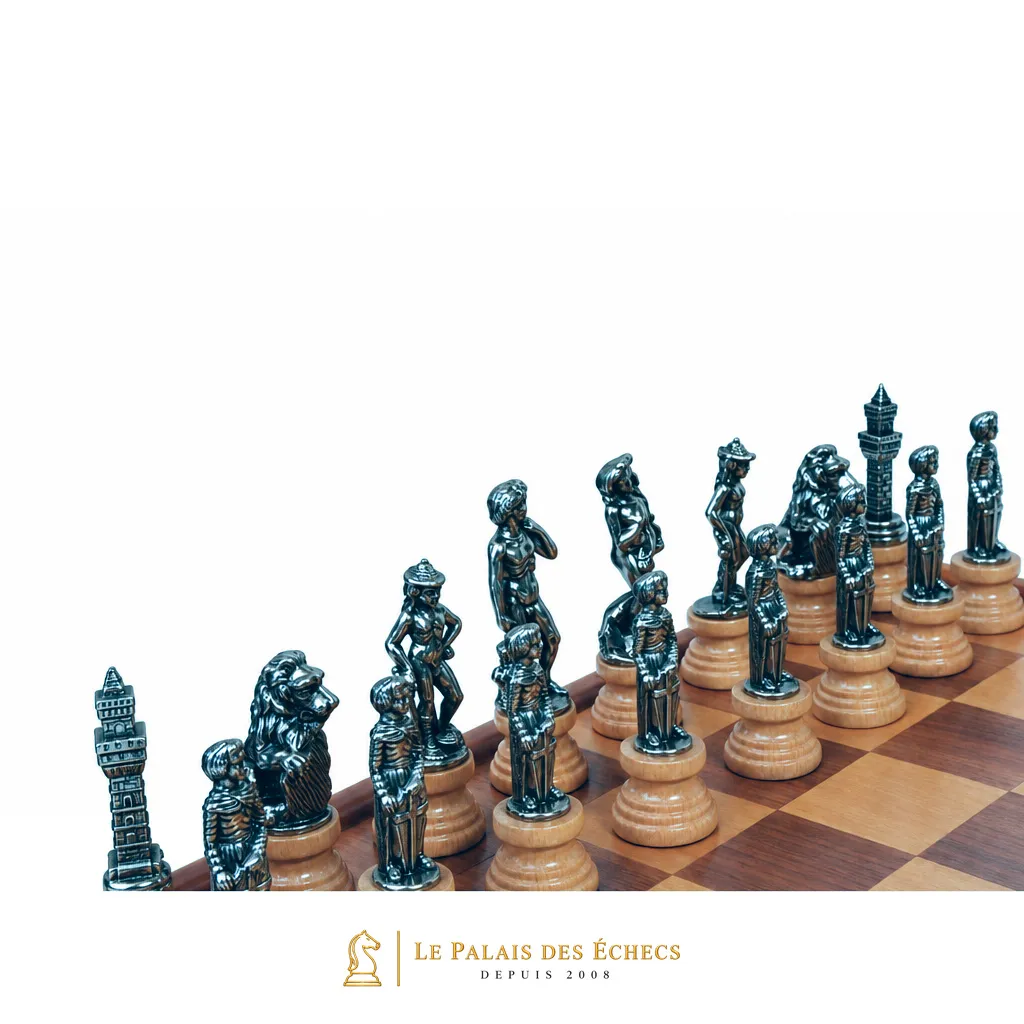 Pièces d'échecs Florence finition argent alignées sur l'échiquier en bois