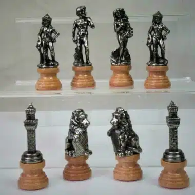 Pièces d'échecs Florence argentées sur socles en bois clair, figures mythologiques