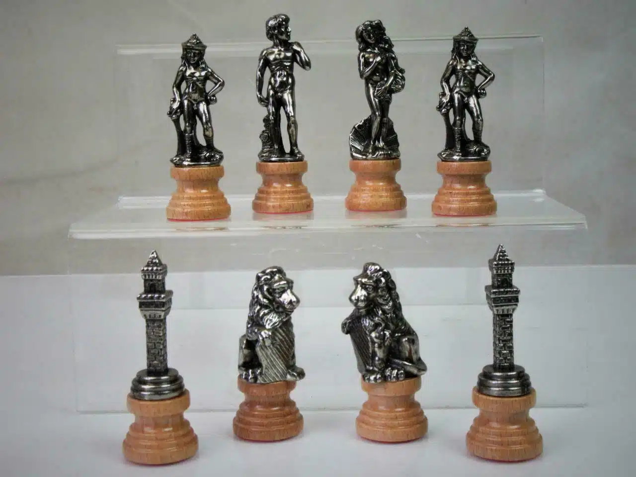 Pièces d'échecs Florence argentées sur socles en bois clair, figures mythologiques