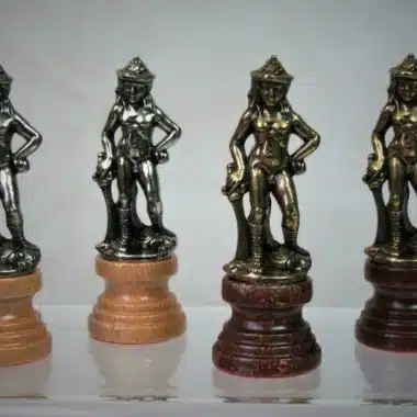 Pièces d'échecs Florence en forme de reines debout, finitions argent et bronze