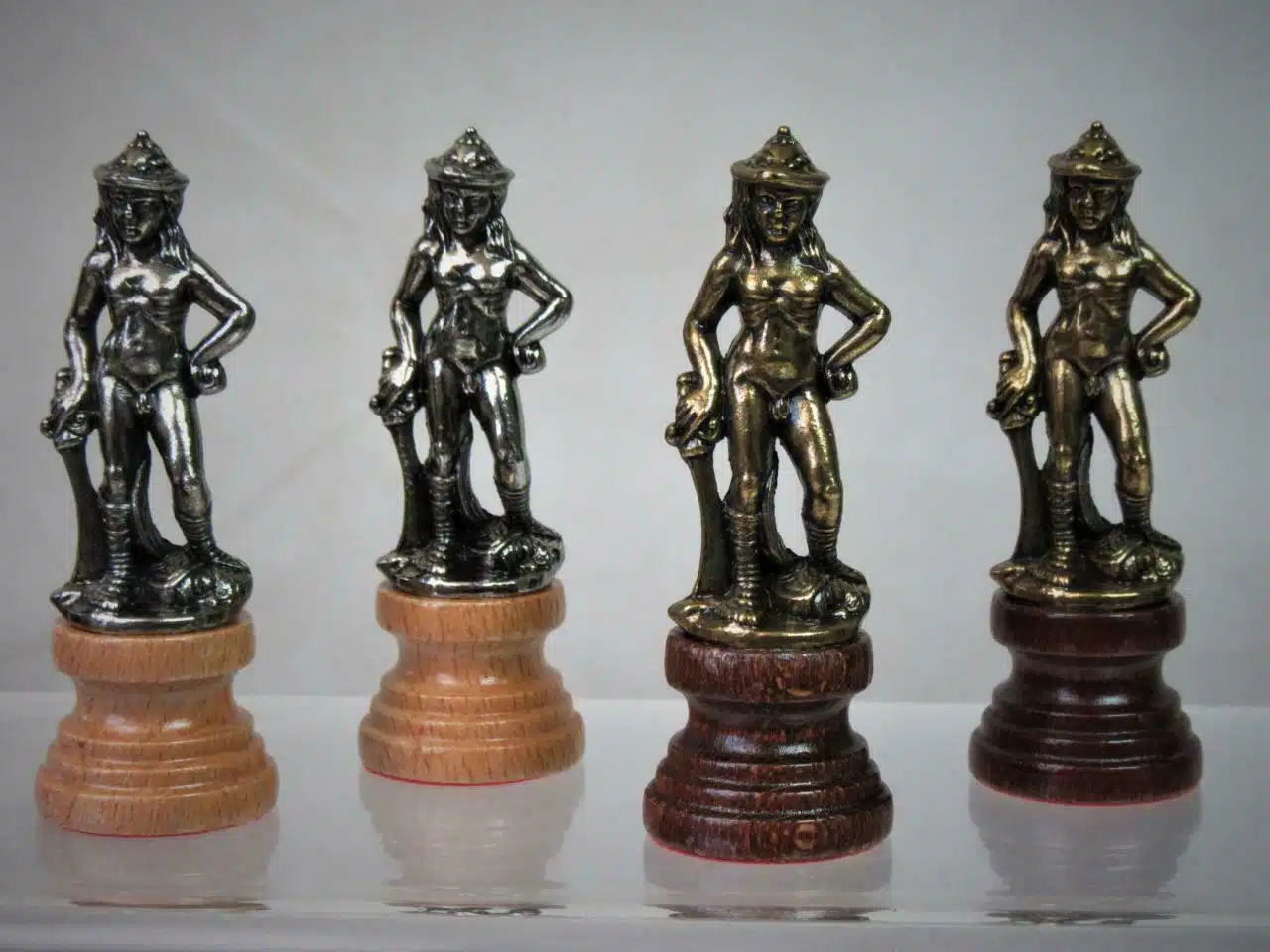 Pièces d'échecs Florence en forme de reines debout, finitions argent et bronze
