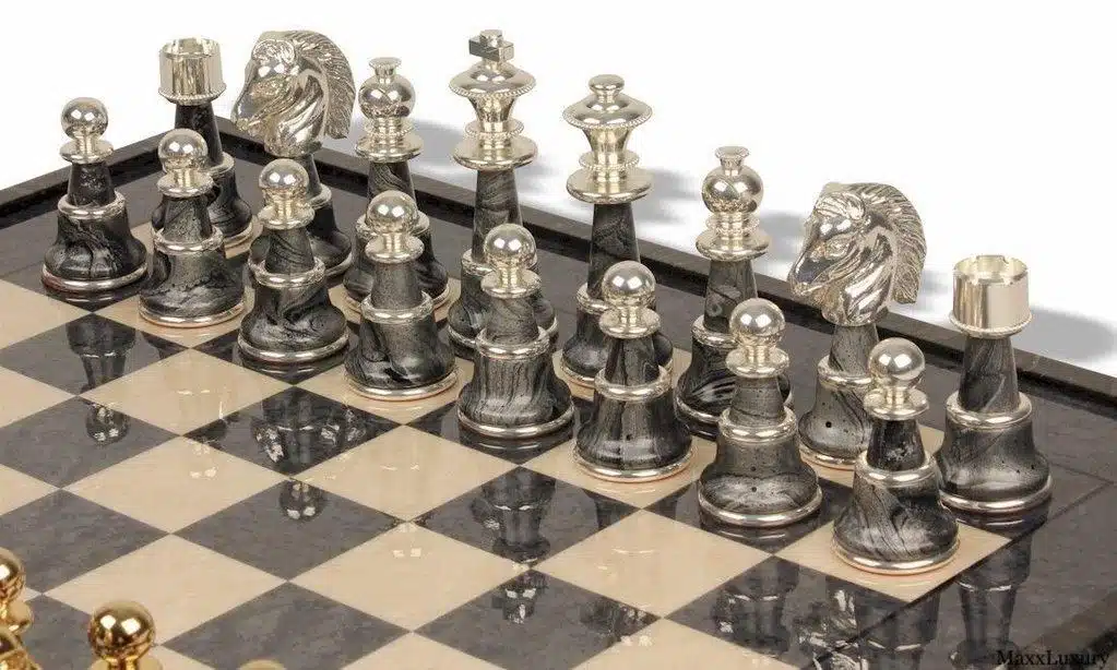 Ensemble Staunton Fantasy XL Echiquier en Bois d'Erable Vert & Jeu d'Echecs en Laiton et Bois Plaqué Or et Argent - Image 4