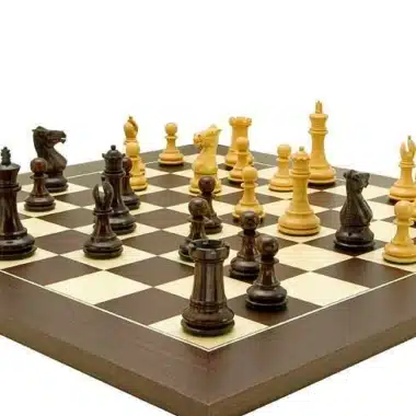 Détail en angle des pièces d'échecs sombres et claires sur l'échiquier wengé
