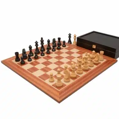 Ensemble Classic XIX avec échiquier en acajou et coffret de rangement ouvert