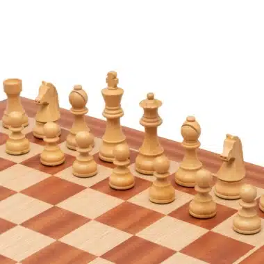 Pièces d'échecs claires Classic XIX alignées sur l'échiquier en acajou