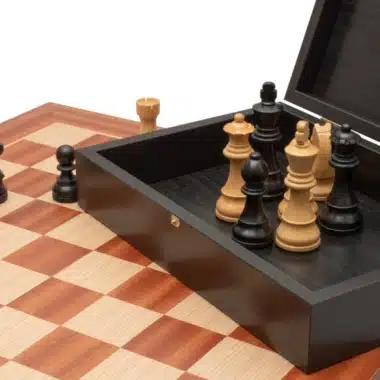 Coffret de rangement ouvert avec pièces d'échecs rangées à l'intérieur