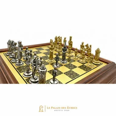Pièces Camelot Roi Arthur disposées sur l'échiquier doré et noir