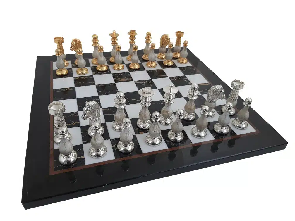 Ensemble Louis XIV Echiquier en Marbre Noir et Blanc et Pieces Echecs en Laiton Plaqué Or et Argent Bois Patiné