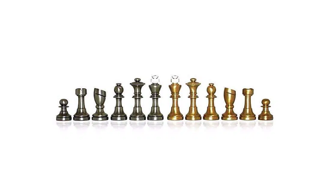 Petit Jeu d'Echecs Moderne en Laiton Artisanal & Échiquier en Cuir Véritable - Image 5