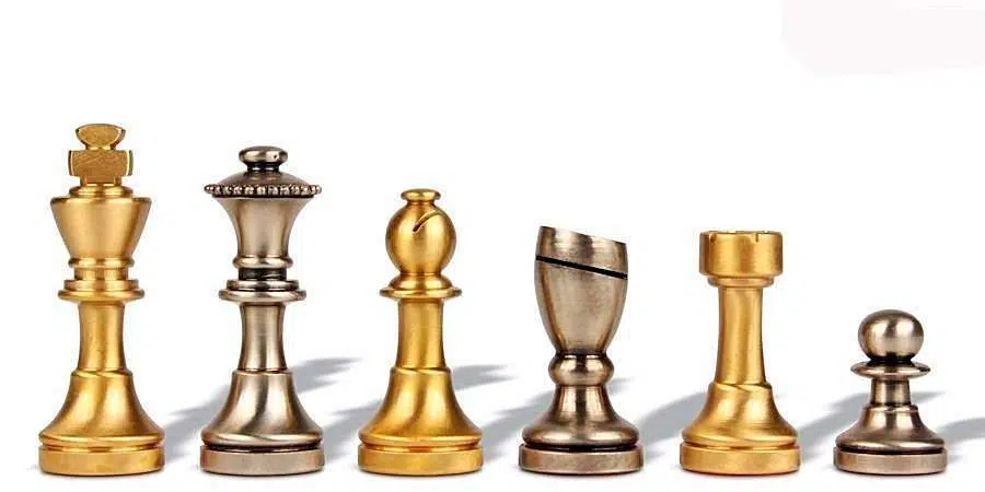 Petit Jeu d'Echecs Moderne en Laiton Artisanal & Échiquier en Cuir Véritable - Image 4