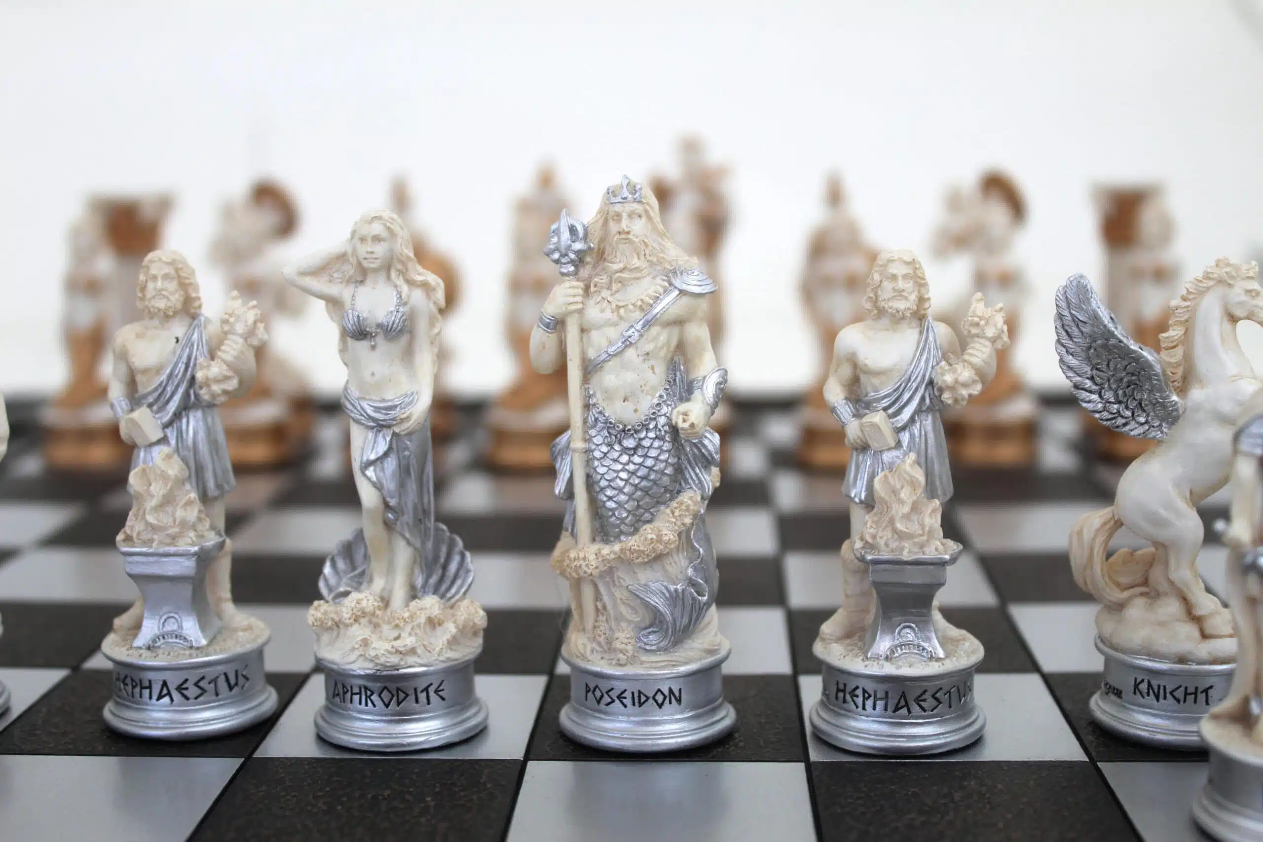 Jeu d'Echecs Mythologie Grecque Peint à la Main et Echiquier Grec Noir et Blanc - Image 2