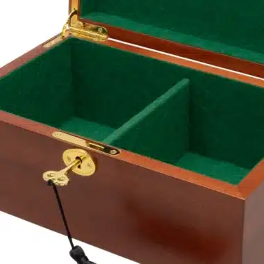 Détail de la serrure dorée et de la clé du coffret de rangement en acajou