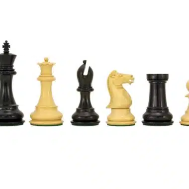 Pièces d'échecs Staunton en buis et ébène alignées par paire