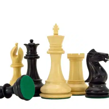 Pièces d'échecs en buis et ébène avec base en feutrine verte visible