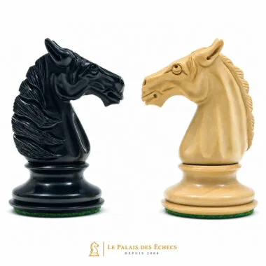 Détail des deux cavaliers Staunton, en ébène noir et buis clair