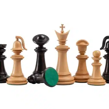 Pièces du jeu d'échecs Staunton, base feutrée verte visible au premier plan