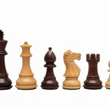 Pièces d'échecs Staunton alignées en bois de rose et bois de buis