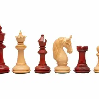 Pièces d'échecs en padouk et buis alignées par paire, vue de face
