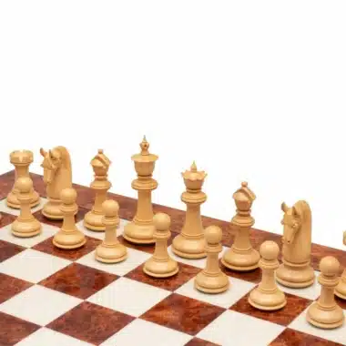 Échiquier avec pièces en buis clair en formation, vue rapprochée