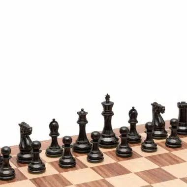 Pièces noires en ébène du jeu Windsor alignées sur l'échiquier