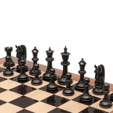 Pièces noires en bois d'ébène du jeu d'échecs Braise Noire alignées sur l'échiquier