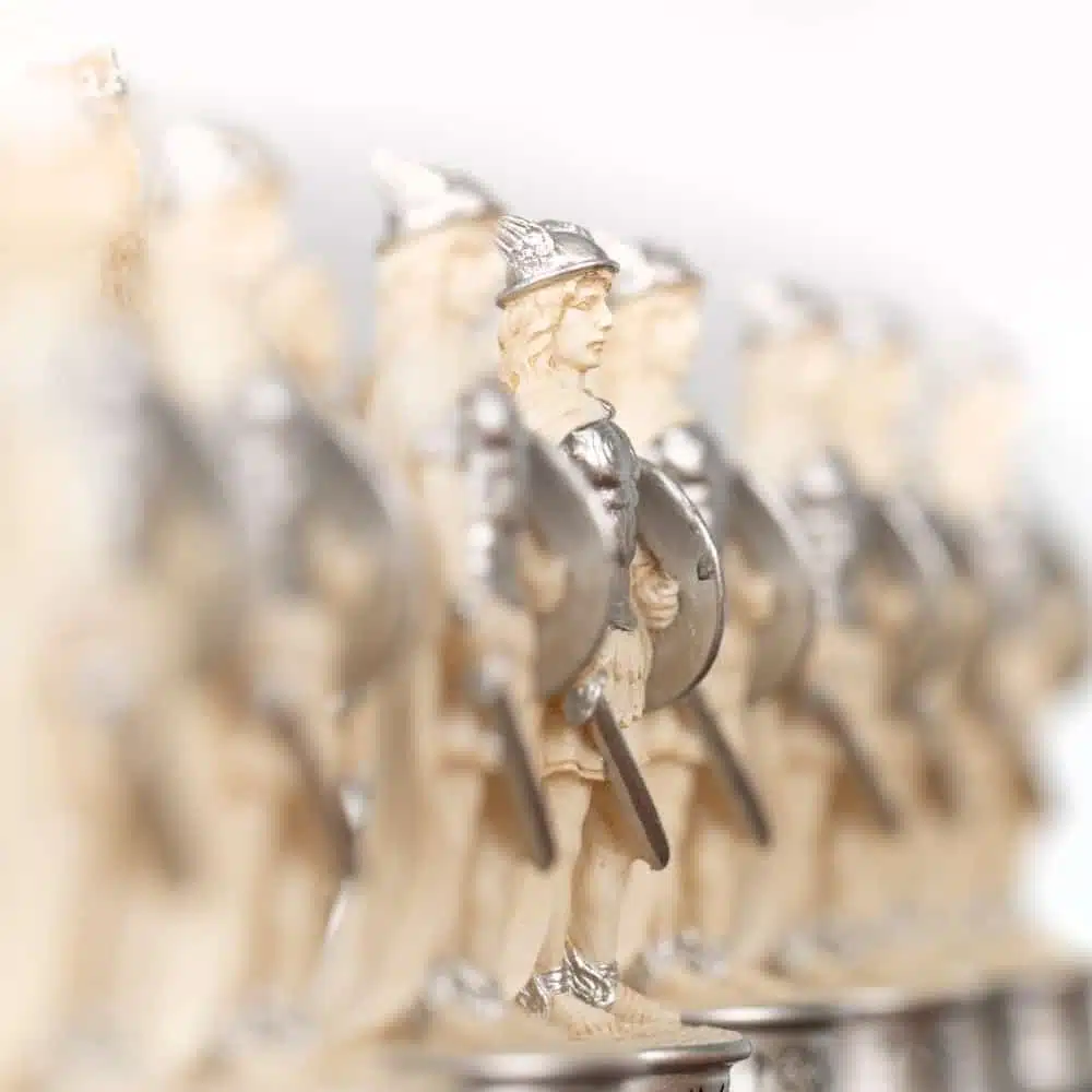 Jeu d'Echecs Mythologie Grecque Peint à la Main et Echiquier Grec Noir et Blanc - Image 4