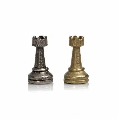 Deux tours d'échecs crénelées, l'une argentée et l'autre dorée