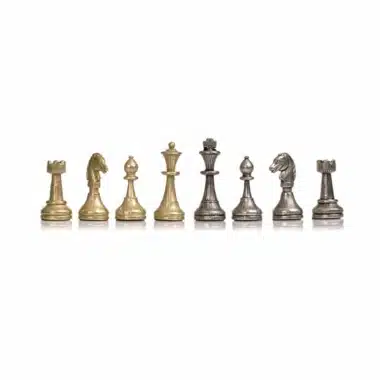Pièces d'échecs dorées et argentées alignées, vue d'ensemble de face