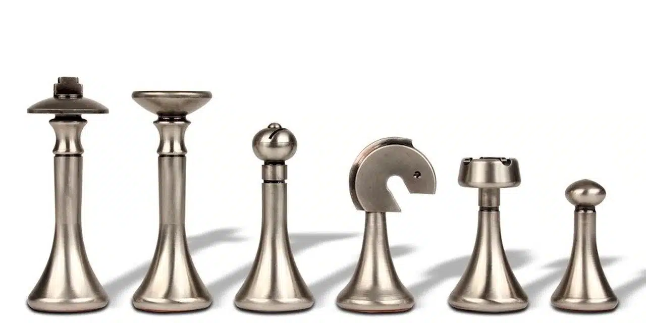 Jeu d'Échecs Contemporain - Échiquier et Backgammon à Rangement en Similicuir & Pièces en Laiton - Image 10