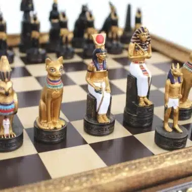 Pièces d'échecs Égypte, détail des figurines dorées et noires sur l'échiquier
