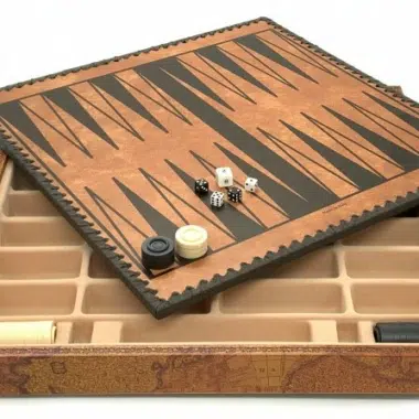 Plateau de backgammon en similicuir ouvert avec dés et pions