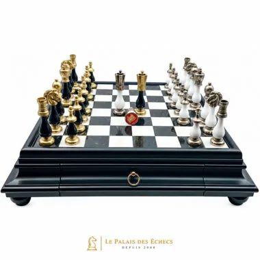 Échiquier Arabesque bois et albâtre vu de près avec pièces en métal alignées