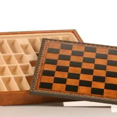 Petit Jeu d'Echecs en Bois et Echiquier en Similicuir - Image 4