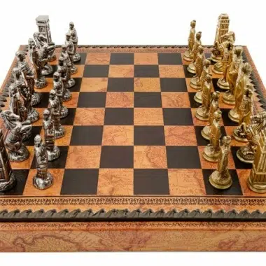 Jeu d'échecs Romains vs Barbares complet sur échiquier à motif carte ancienne