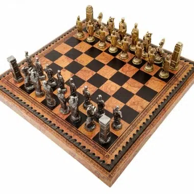 Pièces d'échecs Romains vs Barbares en métal vues de face sur l'échiquier