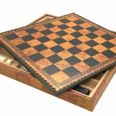 Coffret similicuir fermé avec échiquier réversible et compartiments visibles