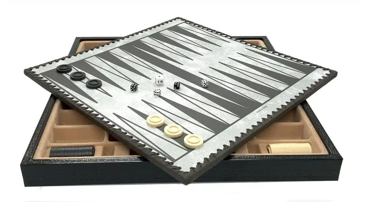 Jeu d'Échecs Contemporain - Échiquier et Backgammon à Rangement en Similicuir & Pièces en Laiton - Image 14