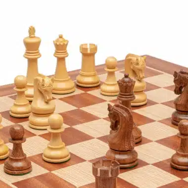 Alternative view of Jeu d'Echecs Sculpté en Bois d'Acacia et Echiquier en Bois d'Acajou