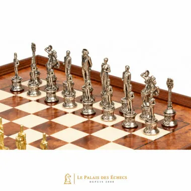 Pièces d'échecs argentées Napoléon détaillées sur l'échiquier en bois d'orme