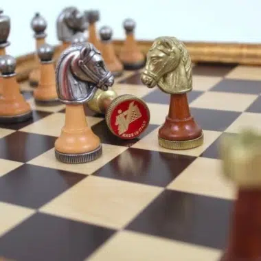 Jeu d'Echecs Staunton en Bois et Metal et Echiquier avec Rangement en Bois et Feuilles d'Or - Image 2